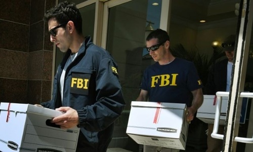 Đặc vụ FBI thu giữ tài liệu từ cơ sở của cha con Chan ở San Gabriel, California. Ảnh: AFP